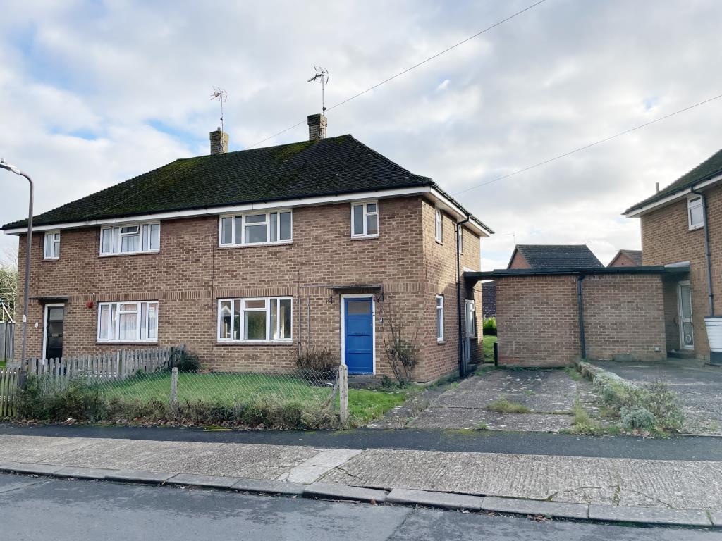 Lot: 25 - SEMI-DETACHED HOUSE IN NEED OF REFURBISHMENT - Front view of village semi-detached for improvement